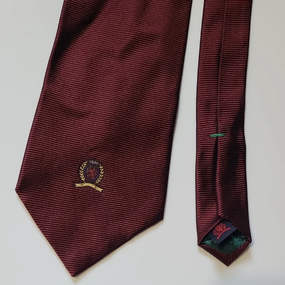 Vtg Tommy Hilfiger Italian Silk Burgundy Crest‎ Tie
